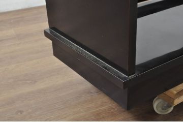 中古　美品　輪島塗り　シンプルながらも上品さを醸し出す漆塗りの飾り棚(茶棚、収納棚、戸棚、サイドキャビネット)(定価約120万円)(R-080282)
