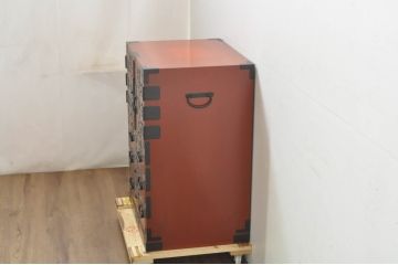 和製ビンテージ　手打ち金具　朱塗り　鋲と凝った金具の意匠が目を引く米沢小箪笥(米沢箪笥、手許箪笥、引き出し、収納箪笥、ヴィンテージ)(R-080283)