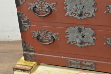 和製ビンテージ　手打ち金具　朱塗り　鋲と凝った金具の意匠が目を引く米沢小箪笥(米沢箪笥、手許箪笥、引き出し、収納箪笥、ヴィンテージ)(R-080283)