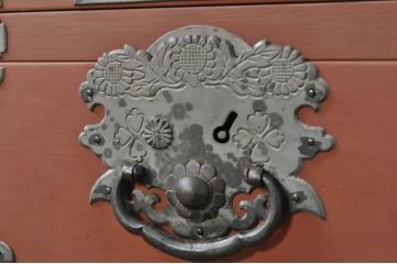 和製ビンテージ　手打ち金具　朱塗り　鋲と凝った金具の意匠が目を引く米沢小箪笥(米沢箪笥、手許箪笥、引き出し、収納箪笥、ヴィンテージ)(R-080283)