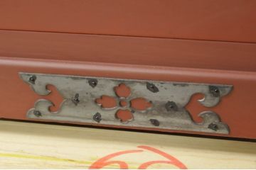 和製ビンテージ　手打ち金具　朱塗り　鋲と凝った金具の意匠が目を引く米沢小箪笥(米沢箪笥、手許箪笥、引き出し、収納箪笥、ヴィンテージ)(R-080283)