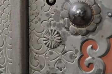 和製ビンテージ　手打ち金具　朱塗り　鋲と凝った金具の意匠が目を引く米沢小箪笥(米沢箪笥、手許箪笥、引き出し、収納箪笥、ヴィンテージ)(R-080283)