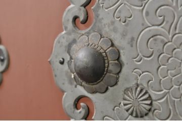 和製ビンテージ　手打ち金具　朱塗り　鋲と凝った金具の意匠が目を引く米沢小箪笥(米沢箪笥、手許箪笥、引き出し、収納箪笥、ヴィンテージ)(R-080283)