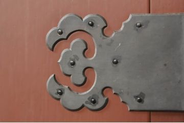 和製ビンテージ　手打ち金具　朱塗り　鋲と凝った金具の意匠が目を引く米沢小箪笥(米沢箪笥、手許箪笥、引き出し、収納箪笥、ヴィンテージ)(R-080283)
