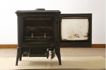 中古　美品　NESTOR MARTIN(ネスターマーティン)　S43　スタイリッシュなデザインでお部屋にも取り入れやすい薪ストーブ(暖房器具)(R-080286)