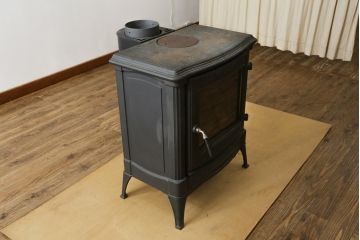 中古　美品　NESTOR MARTIN(ネスターマーティン)　S43　スタイリッシュなデザインでお部屋にも取り入れやすい薪ストーブ(暖房器具)(R-080286)