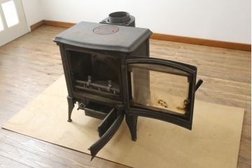 中古　美品　NESTOR MARTIN(ネスターマーティン)　S43　スタイリッシュなデザインでお部屋にも取り入れやすい薪ストーブ(暖房器具)(R-080286)