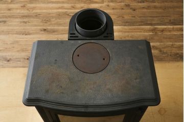 中古　美品　NESTOR MARTIN(ネスターマーティン)　S43　スタイリッシュなデザインでお部屋にも取り入れやすい薪ストーブ(暖房器具)(R-080286)