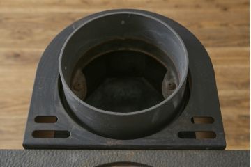 中古　美品　NESTOR MARTIN(ネスターマーティン)　S43　スタイリッシュなデザインでお部屋にも取り入れやすい薪ストーブ(暖房器具)(R-080286)