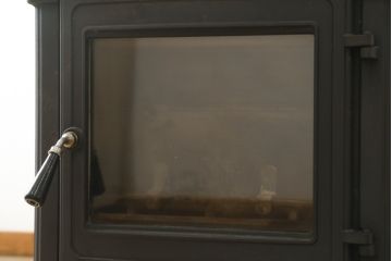 中古　美品　NESTOR MARTIN(ネスターマーティン)　S43　スタイリッシュなデザインでお部屋にも取り入れやすい薪ストーブ(暖房器具)(R-080286)