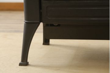 中古　美品　NESTOR MARTIN(ネスターマーティン)　S43　スタイリッシュなデザインでお部屋にも取り入れやすい薪ストーブ(暖房器具)(R-080286)