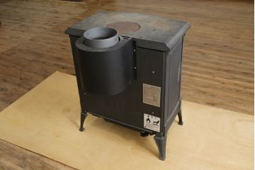 中古　美品　NESTOR MARTIN(ネスターマーティン)　S43　スタイリッシュなデザインでお部屋にも取り入れやすい薪ストーブ(暖房器具)(R-080286)