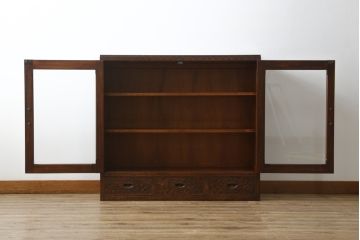 中古　美品　軽井沢彫り　隅々まで施された桜の彫りが美しい収納棚(本棚、キャビネット、サイドキャビネット、食器棚、飾り棚、戸棚)(R-080288)