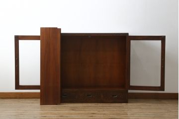 中古　美品　軽井沢彫り　隅々まで施された桜の彫りが美しい収納棚(本棚、キャビネット、サイドキャビネット、食器棚、飾り棚、戸棚)(R-080288)