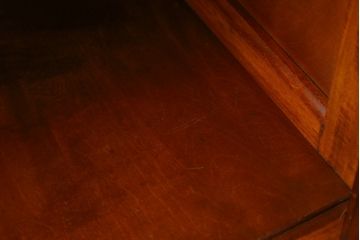 中古　美品　軽井沢彫り　隅々まで施された桜の彫りが美しい収納棚(本棚、キャビネット、サイドキャビネット、食器棚、飾り棚、戸棚)(R-080288)