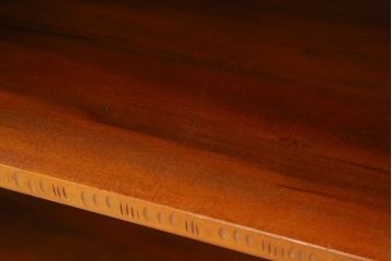 中古　美品　軽井沢彫り　隅々まで施された桜の彫りが美しい収納棚(本棚、キャビネット、サイドキャビネット、食器棚、飾り棚、戸棚)(R-080288)