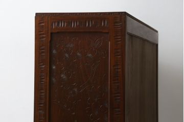 中古　美品　軽井沢彫り　隅々まで施された桜の彫りが美しい収納棚(本棚、キャビネット、サイドキャビネット、食器棚、飾り棚、戸棚)(R-080288)