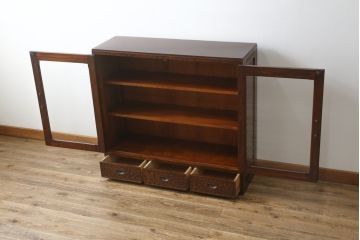中古　美品　軽井沢彫り　隅々まで施された桜の彫りが美しい収納棚(本棚、キャビネット、サイドキャビネット、食器棚、飾り棚、戸棚)(R-080288)