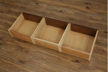 中古　美品　軽井沢彫り　隅々まで施された桜の彫りが美しい収納棚(本棚、キャビネット、サイドキャビネット、食器棚、飾り棚、戸棚)(R-080288)