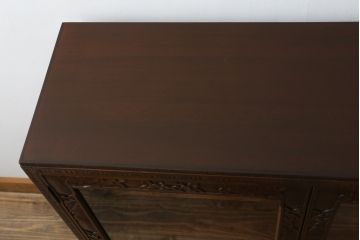 中古　美品　軽井沢彫り　隅々まで施された桜の彫りが美しい収納棚(本棚、キャビネット、サイドキャビネット、食器棚、飾り棚、戸棚)(R-080288)