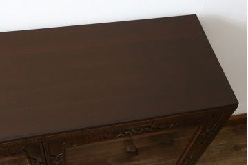 中古　美品　軽井沢彫り　隅々まで施された桜の彫りが美しい収納棚(本棚、キャビネット、サイドキャビネット、食器棚、飾り棚、戸棚)(R-080288)