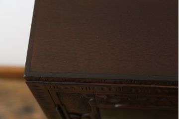 中古　美品　軽井沢彫り　隅々まで施された桜の彫りが美しい収納棚(本棚、キャビネット、サイドキャビネット、食器棚、飾り棚、戸棚)(R-080288)