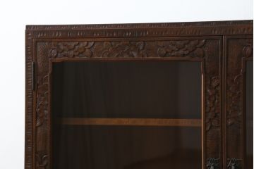 中古　美品　軽井沢彫り　隅々まで施された桜の彫りが美しい収納棚(本棚、キャビネット、サイドキャビネット、食器棚、飾り棚、戸棚)(R-080288)