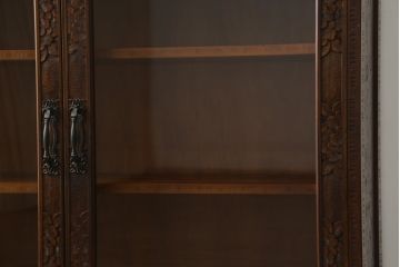 中古　美品　軽井沢彫り　隅々まで施された桜の彫りが美しい収納棚(本棚、キャビネット、サイドキャビネット、食器棚、飾り棚、戸棚)(R-080288)