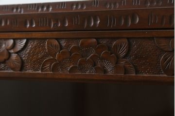 中古　美品　軽井沢彫り　隅々まで施された桜の彫りが美しい収納棚(本棚、キャビネット、サイドキャビネット、食器棚、飾り棚、戸棚)(R-080288)