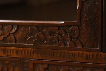 中古　美品　軽井沢彫り　隅々まで施された桜の彫りが美しい収納棚(本棚、キャビネット、サイドキャビネット、食器棚、飾り棚、戸棚)(R-080288)