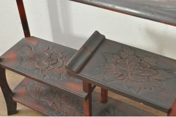 和製ビンテージ　牡丹の彫刻が上品な根来塗り風の飾り棚(茶棚、あけぼの塗り、違い棚、収納棚、ヴィンテージ)(R-080303)