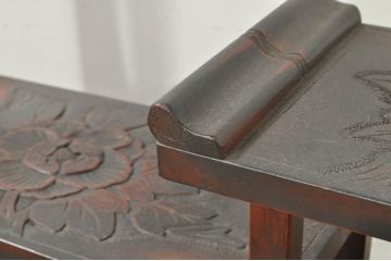 和製ビンテージ　牡丹の彫刻が上品な根来塗り風の飾り棚(茶棚、あけぼの塗り、違い棚、収納棚、ヴィンテージ)(R-080303)