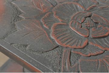 和製ビンテージ　牡丹の彫刻が上品な根来塗り風の飾り棚(茶棚、あけぼの塗り、違い棚、収納棚、ヴィンテージ)(R-080303)