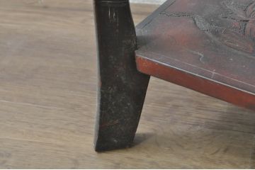和製ビンテージ　牡丹の彫刻が上品な根来塗り風の飾り棚(茶棚、あけぼの塗り、違い棚、収納棚、ヴィンテージ)(R-080303)