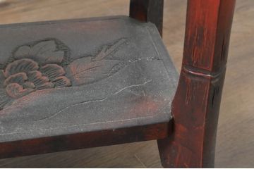 和製ビンテージ　牡丹の彫刻が上品な根来塗り風の飾り棚(茶棚、あけぼの塗り、違い棚、収納棚、ヴィンテージ)(R-080303)