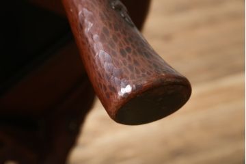 和製アンティーク　根来塗り　鎌倉彫　かわいらしいお花の彫刻入りの丸いちゃぶ台(円卓、座卓、ラウンドテーブル、ローテーブル、リビングテーブル)(R-080305)