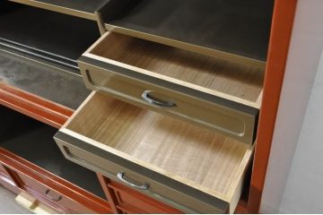 中古　超美品!!　特注!!　最上物!!　内部まで漆塗り　朱塗　布目塗り　漆の味のある風合いが目を引く茶タンス(茶箪笥、茶棚、飾り棚、収納棚、戸棚、引き出し)(製作費約300万円)(R-080306)