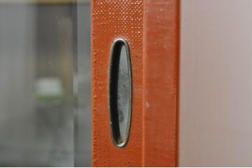 中古　超美品!!　特注!!　最上物!!　内部まで漆塗り　朱塗　布目塗り　漆の味のある風合いが目を引く茶タンス(茶箪笥、茶棚、飾り棚、収納棚、戸棚、引き出し)(製作費約300万円)(R-080306)
