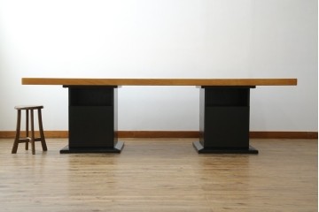 中古　ブランド家具　特注　オーダー品　天板極厚　タモ材　無垢　ブラックとナチュラルカラーのコントラストが素敵な組み立て式収納付きの特大テーブル　定価約70万円相当　(R-080307)