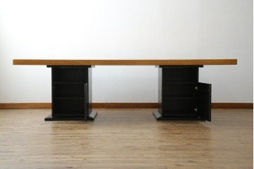 中古　ブランド家具　特注　オーダー品　天板極厚　タモ材　無垢　ブラックとナチュラルカラーのコントラストが素敵な組み立て式収納付きの特大テーブル　定価約70万円相当　(R-080307)