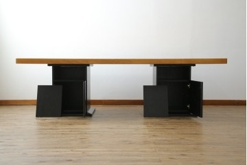 中古　ブランド家具　特注　オーダー品　天板極厚　タモ材　無垢　ブラックとナチュラルカラーのコントラストが素敵な組み立て式収納付きの特大テーブル　定価約70万円相当　(R-080307)