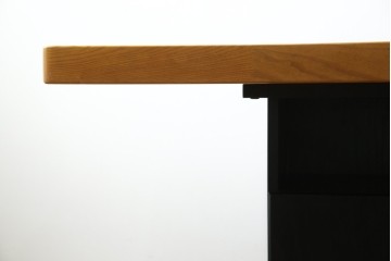 中古　ブランド家具　特注　オーダー品　天板極厚　タモ材　無垢　ブラックとナチュラルカラーのコントラストが素敵な組み立て式収納付きの特大テーブル　定価約70万円相当　(R-080307)