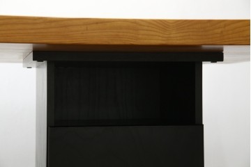 中古　ブランド家具　特注　オーダー品　天板極厚　タモ材　無垢　ブラックとナチュラルカラーのコントラストが素敵な組み立て式収納付きの特大テーブル　定価約70万円相当　(R-080307)