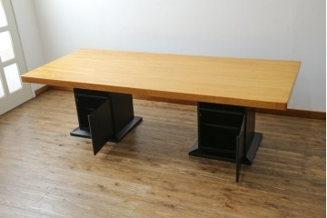 中古　ブランド家具　特注　オーダー品　天板極厚　タモ材　無垢　ブラックとナチュラルカラーのコントラストが素敵な組み立て式収納付きの特大テーブル　定価約70万円相当　(R-080307)