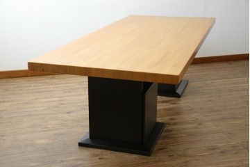 中古　ブランド家具　特注　オーダー品　天板極厚　タモ材　無垢　ブラックとナチュラルカラーのコントラストが素敵な組み立て式収納付きの特大テーブル　定価約70万円相当　(R-080307)