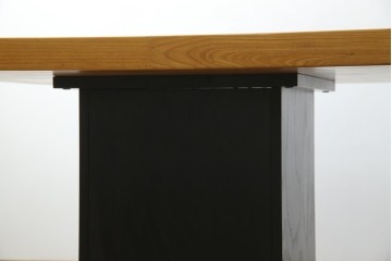 中古　ブランド家具　特注　オーダー品　天板極厚　タモ材　無垢　ブラックとナチュラルカラーのコントラストが素敵な組み立て式収納付きの特大テーブル　定価約70万円相当　(R-080307)