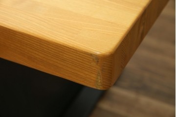 中古　ブランド家具　特注　オーダー品　天板極厚　タモ材　無垢　ブラックとナチュラルカラーのコントラストが素敵な組み立て式収納付きの特大テーブル　定価約70万円相当　(R-080307)