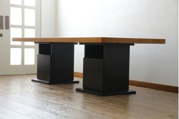 中古　ブランド家具　特注　オーダー品　天板極厚　タモ材　無垢　ブラックとナチュラルカラーのコントラストが素敵な組み立て式収納付きの特大テーブル　定価約70万円相当　(R-080307)