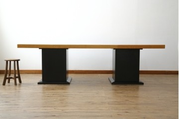 中古　ブランド家具　特注　オーダー品　天板極厚　タモ材　無垢　ブラックとナチュラルカラーのコントラストが素敵な組み立て式収納付きの特大テーブル　定価約70万円相当　(R-080307)