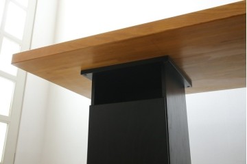 中古　ブランド家具　特注　オーダー品　天板極厚　タモ材　無垢　ブラックとナチュラルカラーのコントラストが素敵な組み立て式収納付きの特大テーブル　定価約70万円相当　(R-080307)